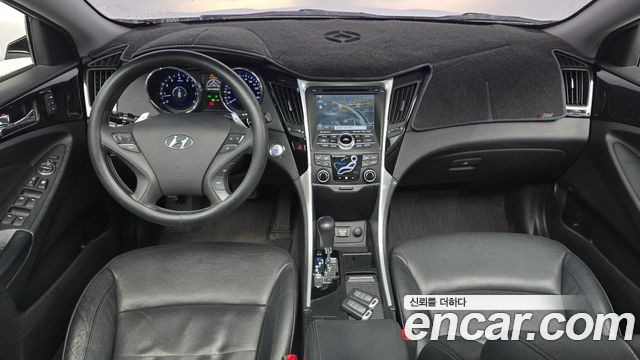 Hyundai Sonata — interior