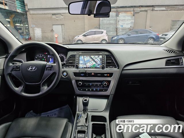 Hyundai Sonata — interior