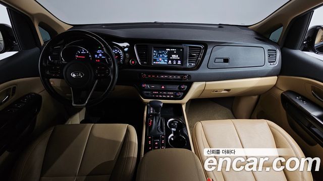Kia Carnival — interior