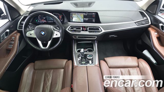 BMW X7 — interior