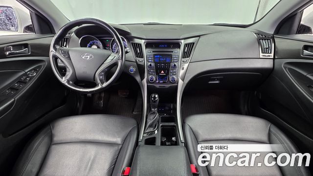 Hyundai Sonata — interior