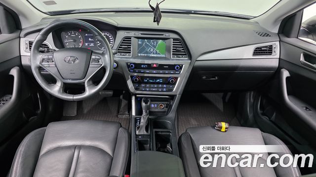Hyundai Sonata — interior