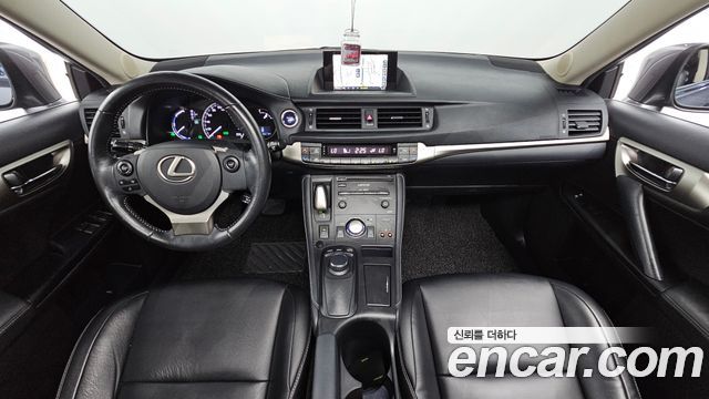 Lexus CT200h — interior