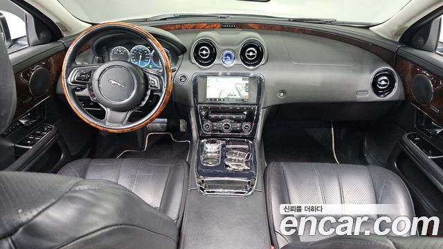 Jaguar XJ — interior