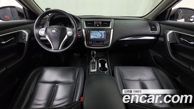 Nissan Altima — interior