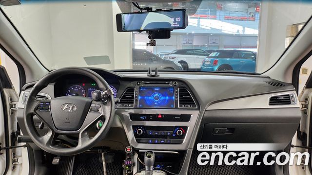 Hyundai Sonata — interior