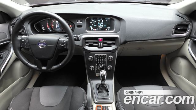 Volvo V40 — interior
