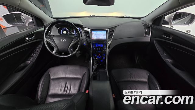 Hyundai Sonata — interior