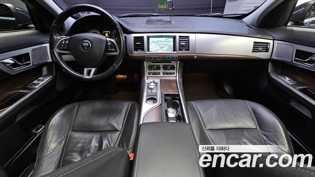Jaguar XF — interior