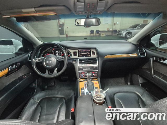 Audi Q7 — interior