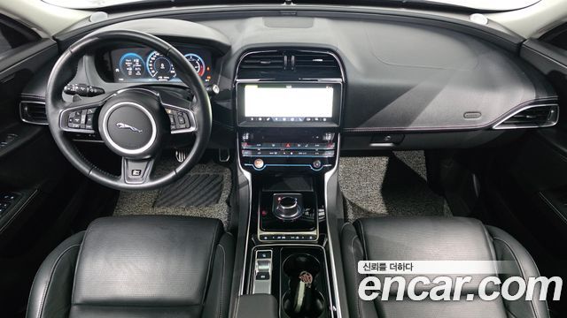 Jaguar XE — interior