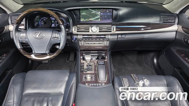 Lexus LS — interior
