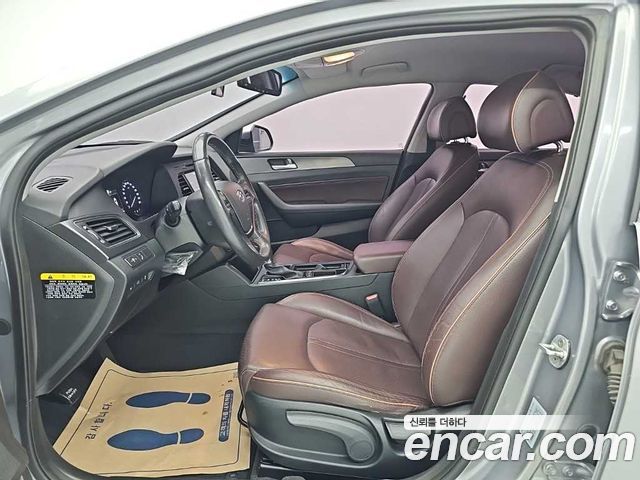 Hyundai Sonata — interior