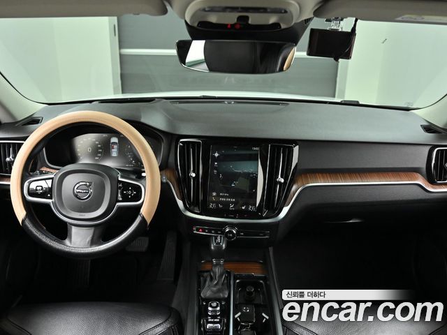 Volvo V60 — interior