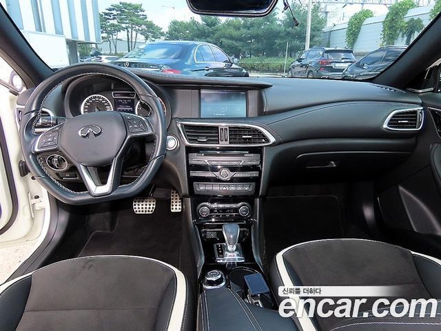 Infiniti Q30 — interior