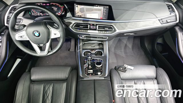 BMW X7 — interior