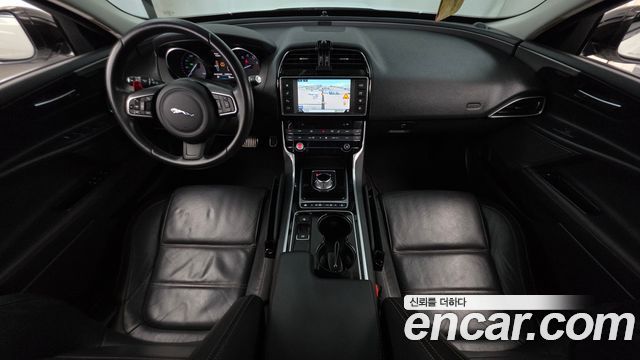 Jaguar XE — interior
