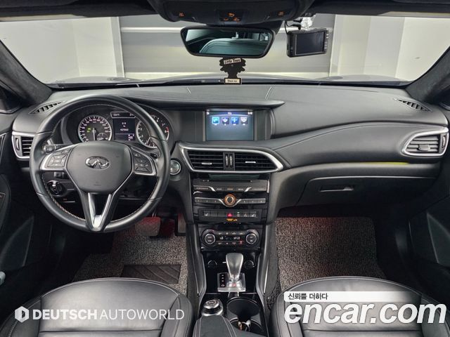Infiniti QX30 — interior