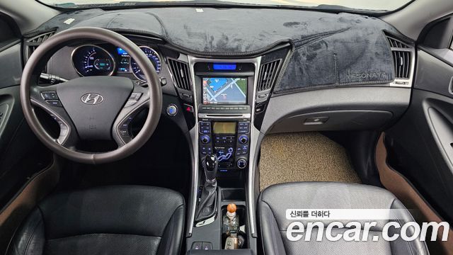 Hyundai Sonata — interior