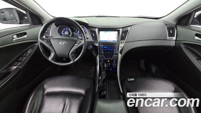 Hyundai Sonata — interior
