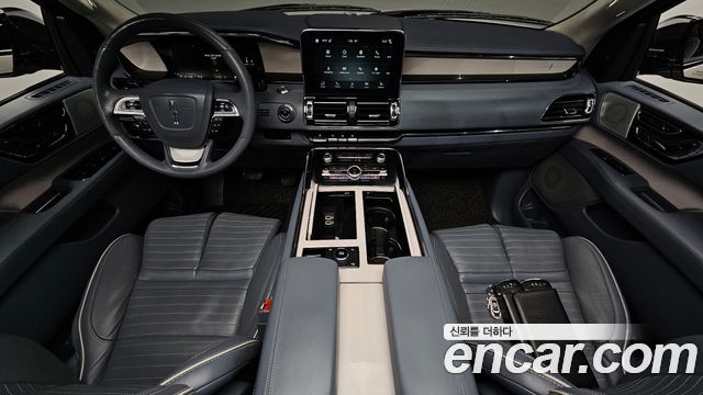 Lincoln Navigator — interior
