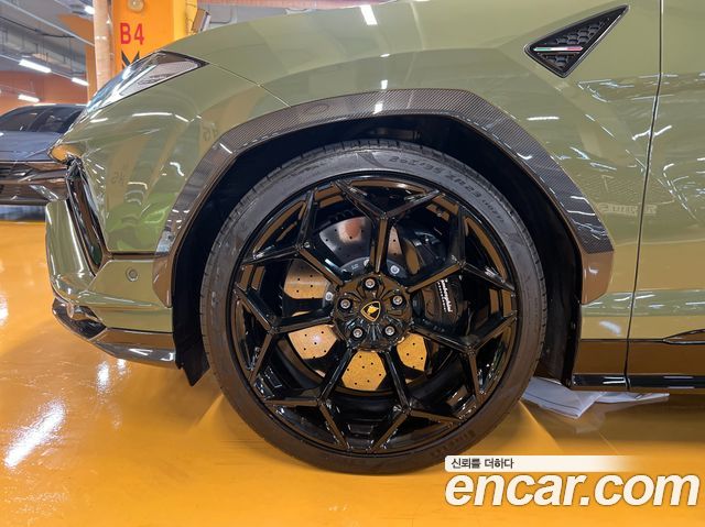Lamborghini Urus — interior