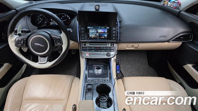 Jaguar XE — interior