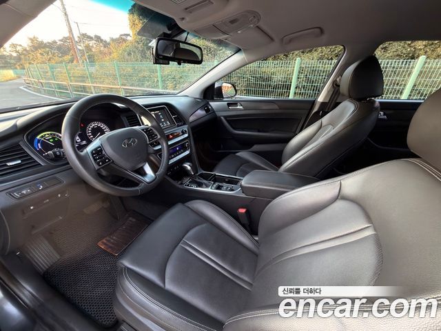 Hyundai Sonata — interior