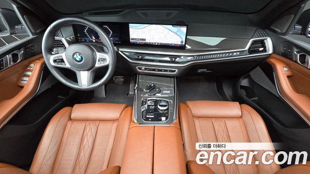 BMW X7 — interior