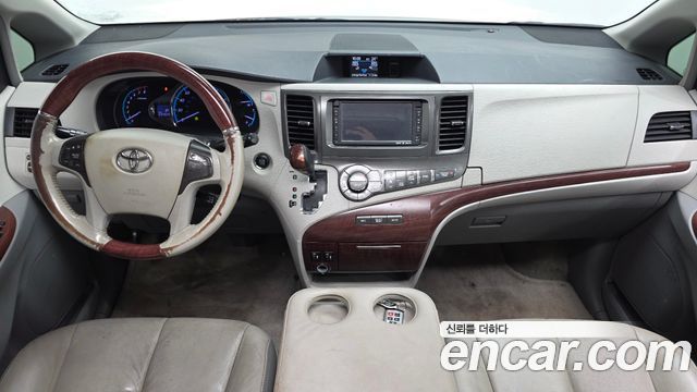 Toyota Sienna — interior