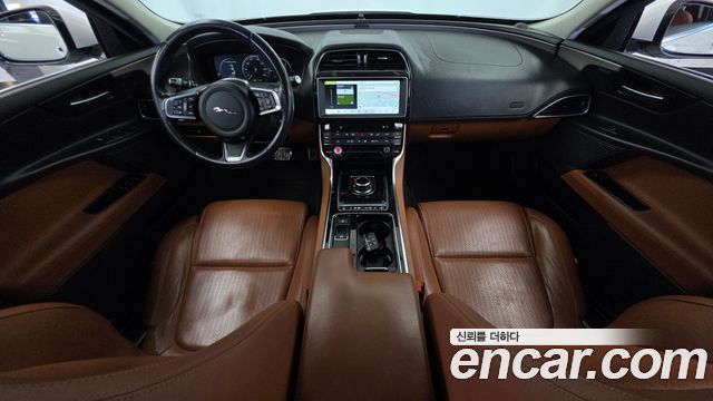 Jaguar XE — interior