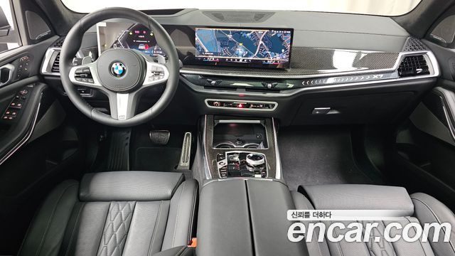 BMW X7 — interior