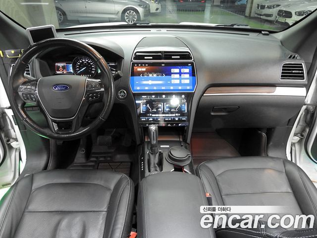 Ford Explorer — interior