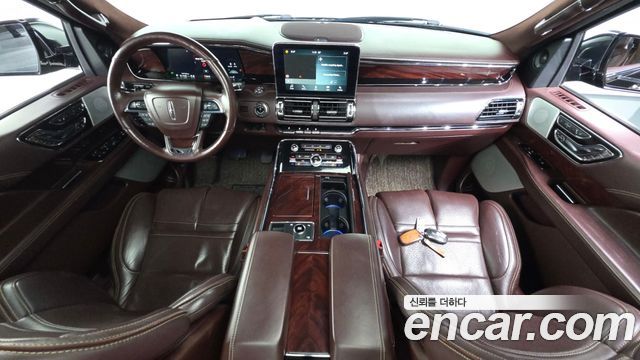 Lincoln Navigator — interior