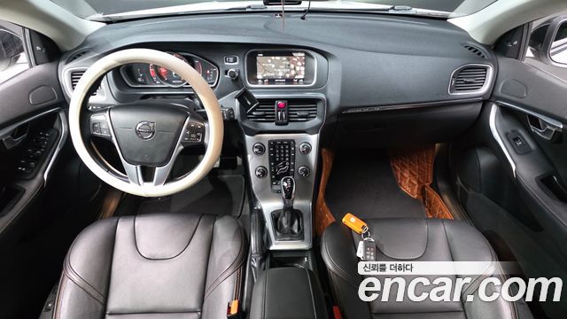 Volvo V40 — interior