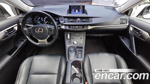 Lexus CT200h — interior
