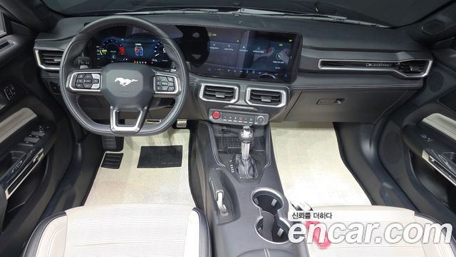 Ford Mustang — interior