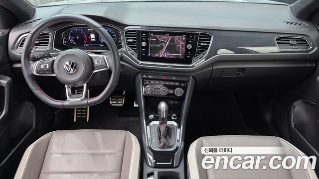 Volkswagen T-Roc — interior