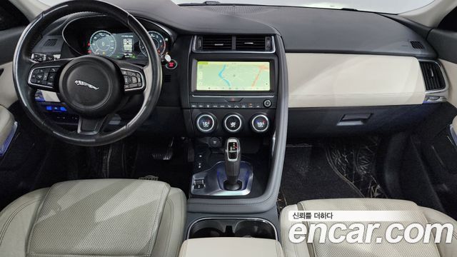 Jaguar E-Pace — interior
