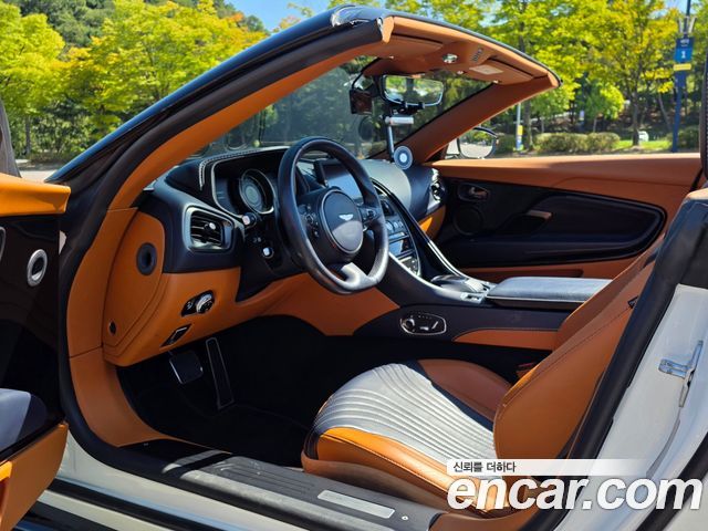 Aston Martin DB11 — interior