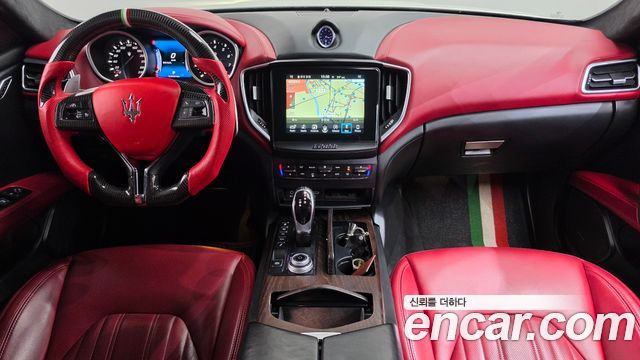 Maserati Ghibli — interior