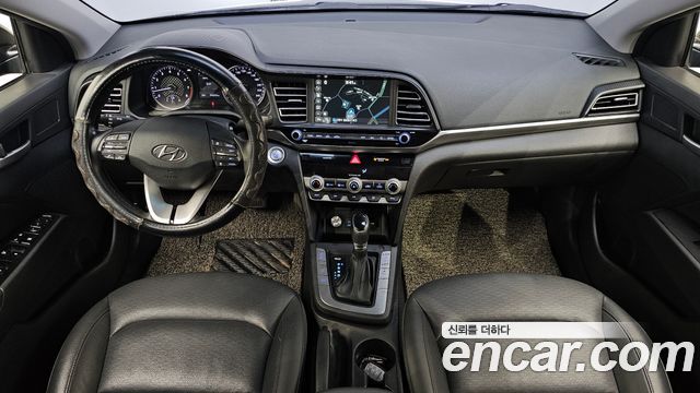 Hyundai Avante — interior
