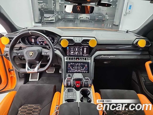 Lamborghini Urus — interior