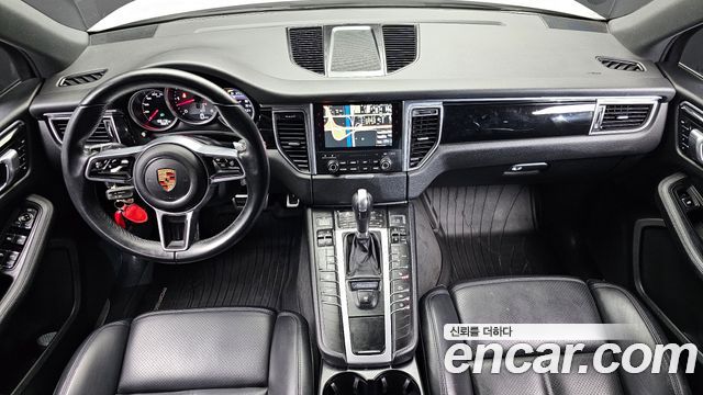 Porsche Macan — interior