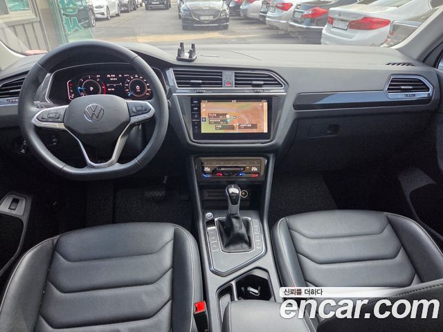 Volkswagen Tiguan — interior