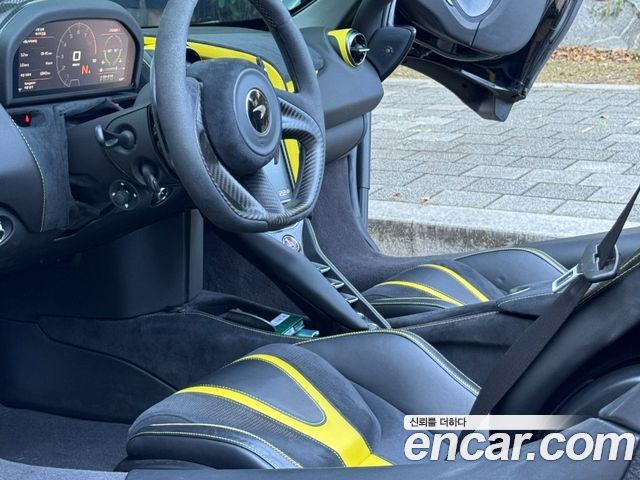 McLaren 720S — interior