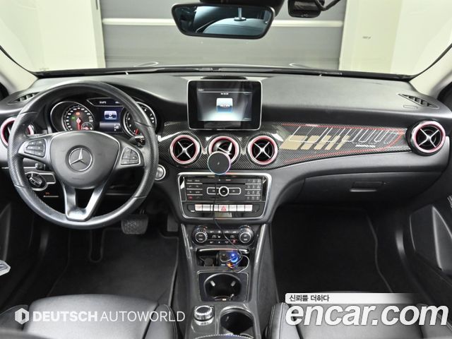 Mercedes-Benz GLA-Class — interior