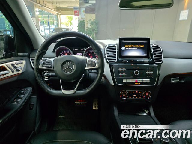 Mercedes-Benz GLE-Class — interior