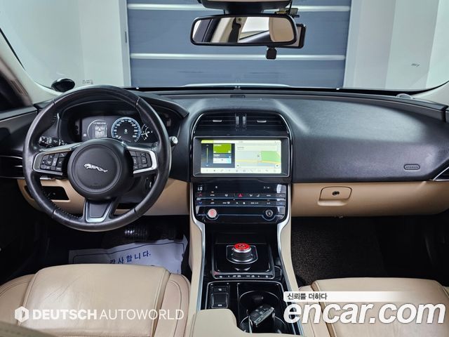 Jaguar XE — interior