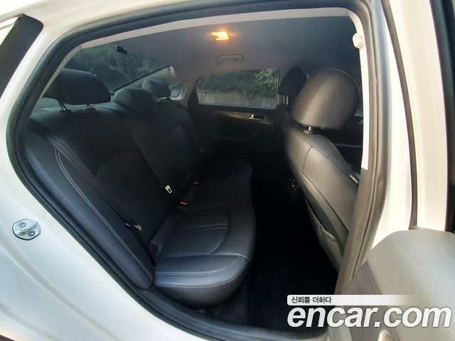 Hyundai Sonata — interior